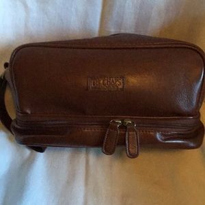 CHAPS Men’s travel pouch